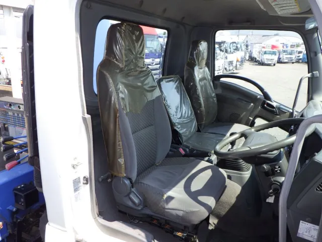 乗車定員は3名です。|いすゞ フォワード PKG-FRR90S1(2WD)の写真6
