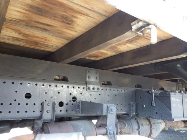 シャーシとネタの状態です。(ネタは木製です)|いすゞ フォワード PKG-FRR90S1(2WD)の写真7