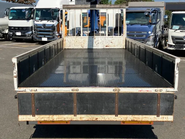 床は縞鉄板張りです。|いすゞ フォワード PKG-FRR90S1(2WD)の写真10