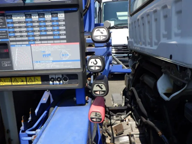 クレーンの操作レバーです。|いすゞ フォワード PKG-FRR90S1(2WD)の写真12