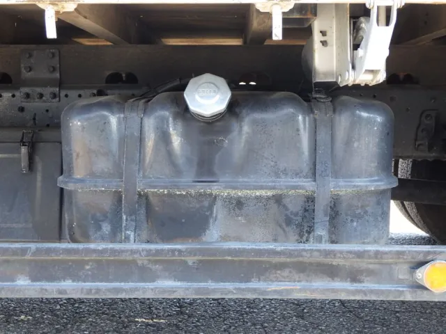 燃料タンクは100Lです。|いすゞ フォワード PKG-FRR90S1(2WD)の写真18