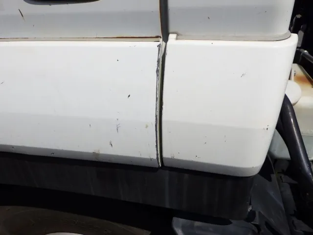 助手席側フェンダーにキズがあります。(運転席側にもあります)|いすゞ フォワード PKG-FRR90S1(2WD)の写真25