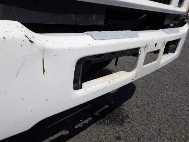 フロントバンパーにキズ・サビ・ヘコミがあります。|いすゞ フォワード PKG-FRR90S1(2WD)の写真30