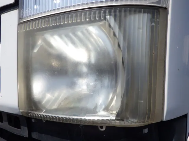 助手席側ヘッドランプレンズにクモリがあります。(運転席側にもあります)|いすゞ フォワード PKG-FRR90S1(2WD)の写真31