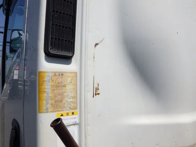 キャブ後方にキズ・サビ・軽いヘコミがあります。|いすゞ フォワード PKG-FRR90S1(2WD)の写真32