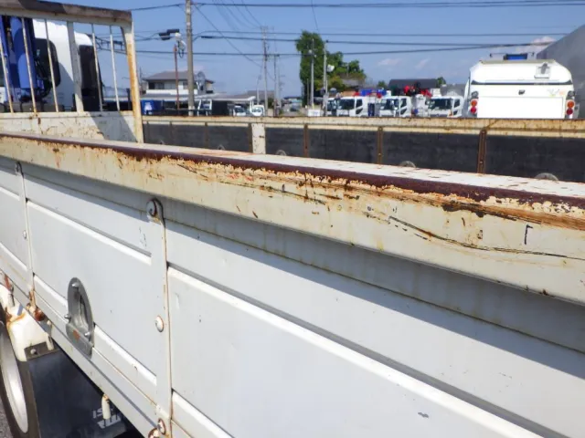 助手席側アオリにキズ・サビ・ヘコミがあります。|いすゞ フォワード PKG-FRR90S1(2WD)の写真34