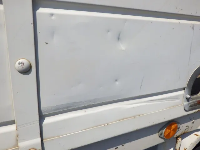 左右のアオリにキズ・サビ・ヘコミがあります。|いすゞ フォワード PKG-FRR90S1(2WD)の写真35