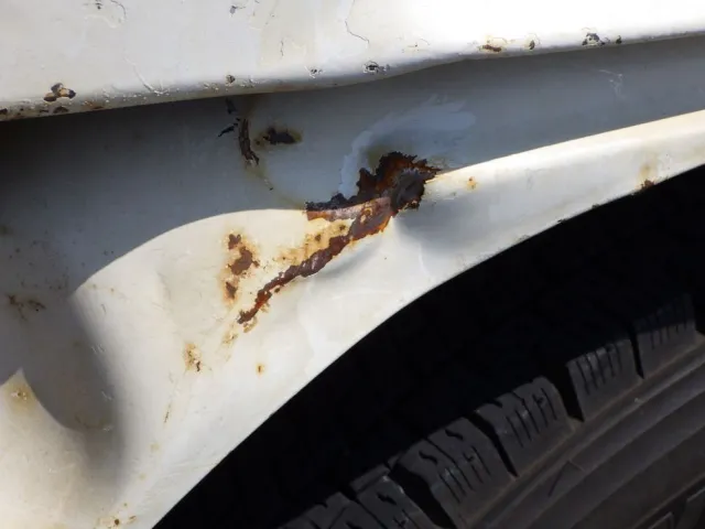 左右のリヤフェンダーにキズ・サビ・ヘコミがあります。|いすゞ フォワード PKG-FRR90S1(2WD)の写真38