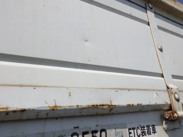 リヤ周りにキズ・サビ・ヘコミがあります。|いすゞ フォワード PKG-FRR90S1(2WD)の写真48