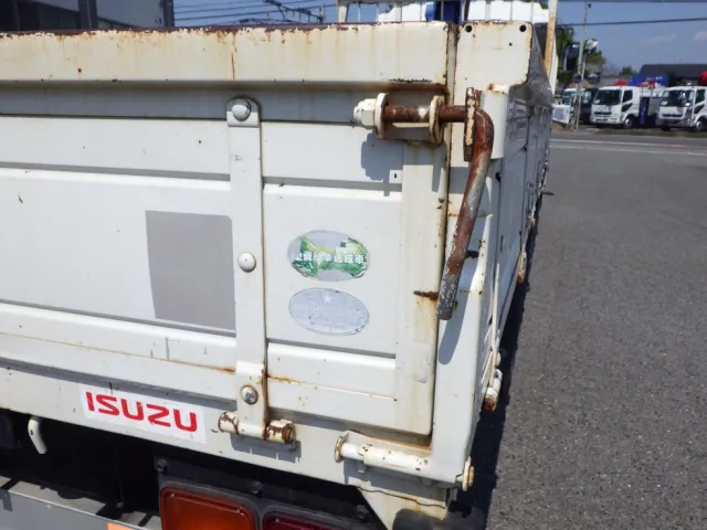 リヤアオリに塗装跡があります。|いすゞ フォワード PKG-FRR90S1(2WD)の写真49