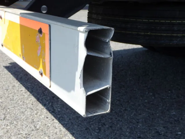 リヤバンパーの運転席側にカバーの欠損があります。|いすゞ フォワード PKG-FRR90S1(2WD)の写真50