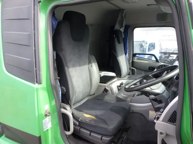 乗車定員は2名です。|UDトラックス クオン QPG-CD5ZLの写真6