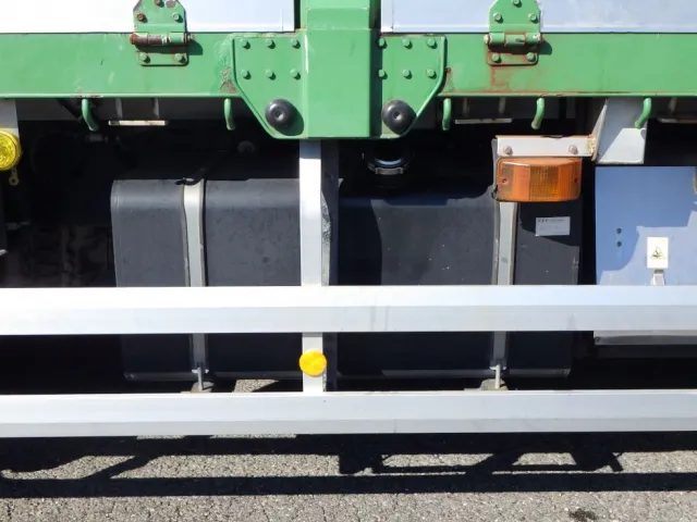 燃料タンクは300Lです。|UDトラックス クオン QPG-CD5ZLの写真13