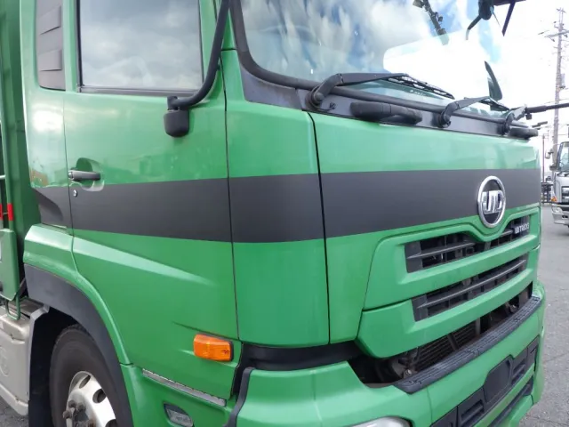 キャブ全体に色あせ・ライン塗装があります。|UDトラックス クオン QPG-CD5ZLの写真19