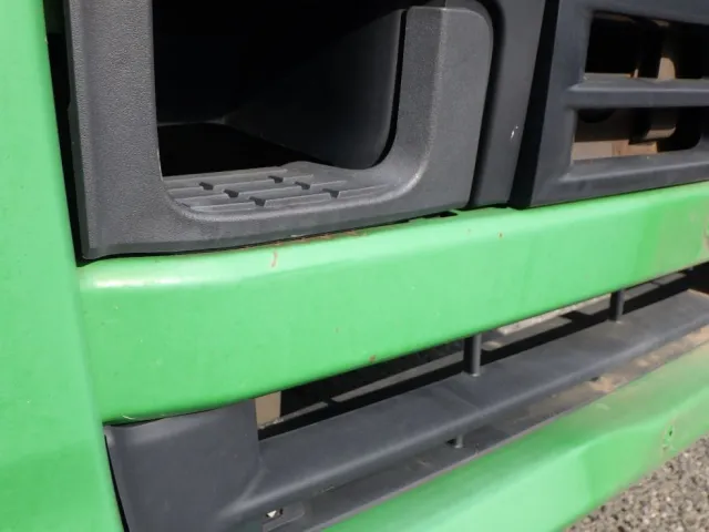 フロントバンパーに飛び石キズがあります。|UDトラックス クオン QPG-CD5ZLの写真21