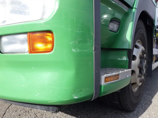 フロントバンパーの助手席側にキズ・ヘコミがあります。|UDトラックス クオン QPG-CD5ZLの写真22