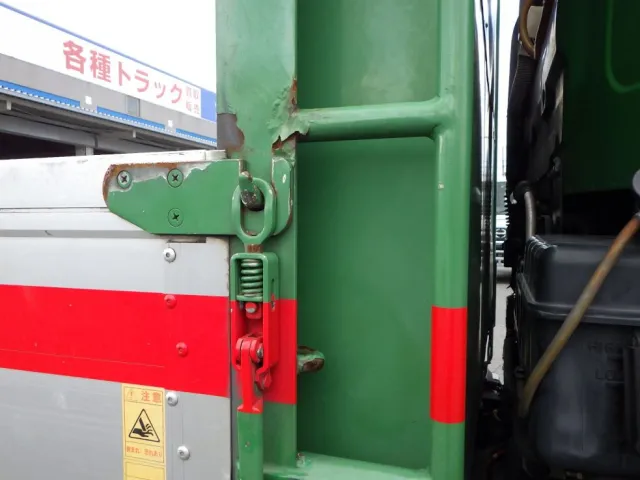 ボディー前方の両サイドにサビがあります。|UDトラックス クオン QPG-CD5ZLの写真23
