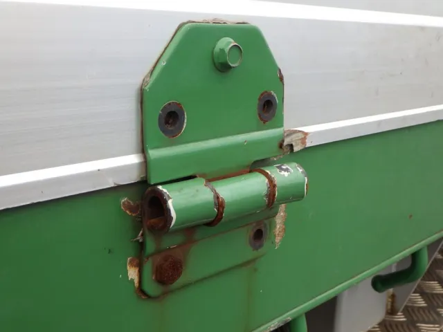 運転席側チョウバンのピンが一か所欠損しています。|UDトラックス クオン QPG-CD5ZLの写真26