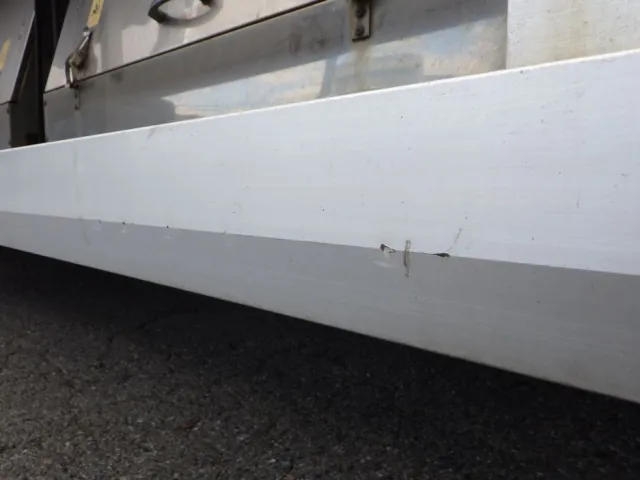 左右のサイドバンパーにキズがあります。|UDトラックス クオン QPG-CD5ZLの写真27