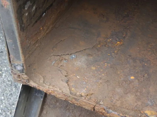 物入れに腐食・穴があります。|UDトラックス クオン QPG-CD5ZLの写真28