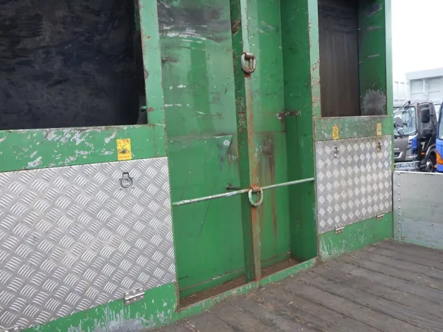 プロテクター裏側にキズ・サビ・ヘコミがあります。|UDトラックス クオン QPG-CD5ZLの写真29