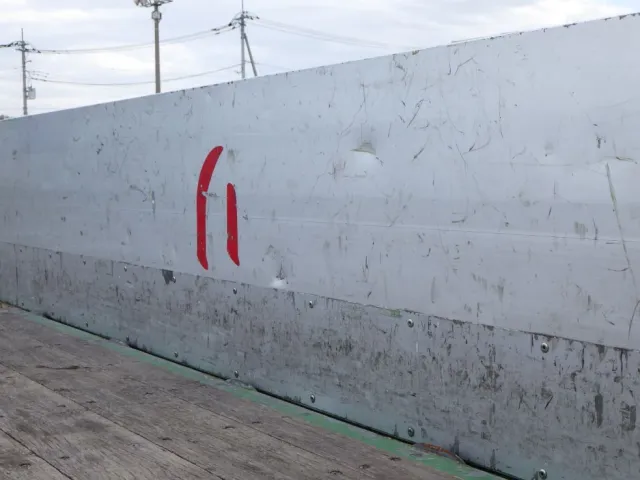 アオリ内側にキズ・ヘコミがあります。|UDトラックス クオン QPG-CD5ZLの写真30