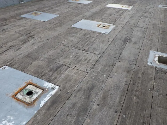 床板に削れ・油シミ・補修跡があります。|UDトラックス クオン QPG-CD5ZLの写真31