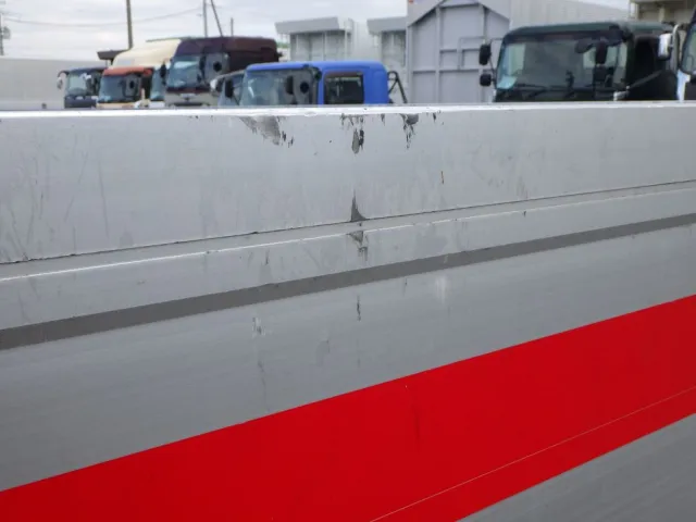 リヤアオリにキズ・ヘコミがあります。|UDトラックス クオン QPG-CD5ZLの写真32