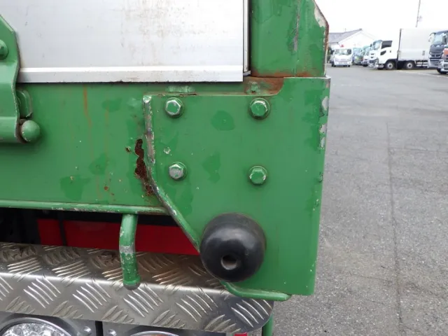 リヤの両サイドにサビがあります。|UDトラックス クオン QPG-CD5ZLの写真33