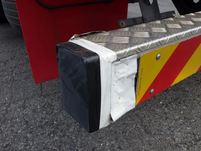 リヤバンパーの助手席側に割れ・塗装跡があります。|UDトラックス クオン QPG-CD5ZLの写真34