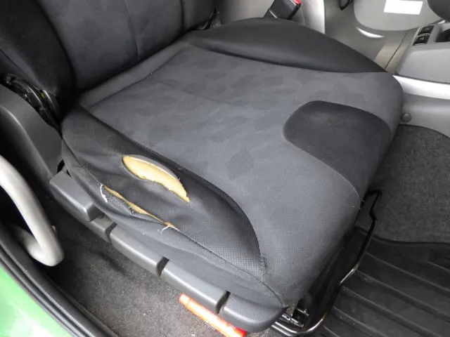 運転席座面にヘタリ・破れがあります。|UDトラックス クオン QPG-CD5ZLの写真35