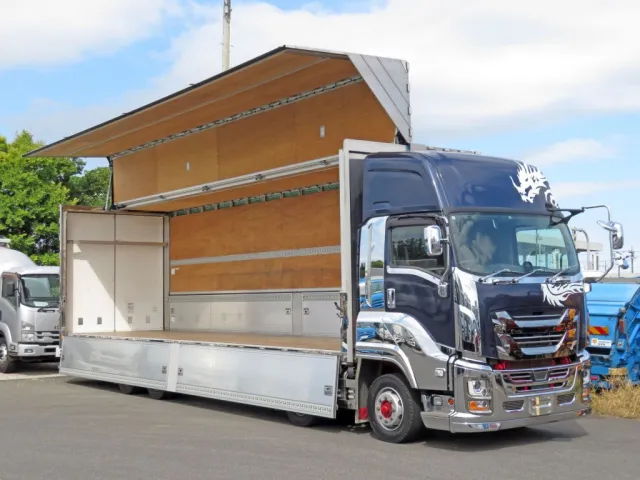 いすゞ ギガ 2PG-CYJ77Cの写真2