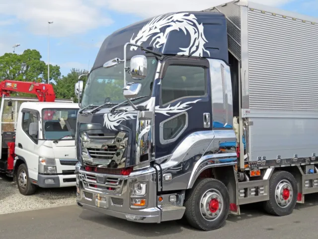 キャビン周りはメッキパーツが多用されています。|いすゞ ギガ 2PG-CYJ77Cの写真8