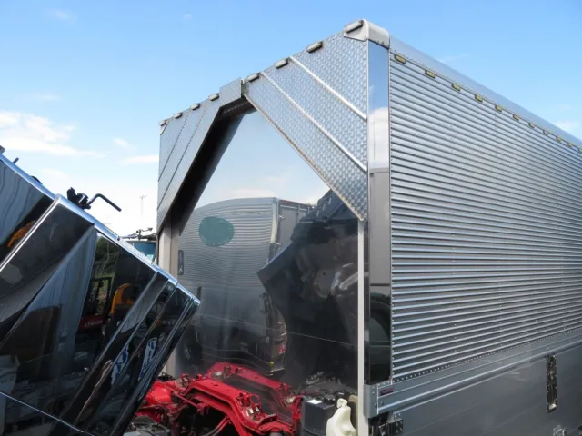 防雪板はウロコステン製です。|いすゞ ギガ 2PG-CYJ77Cの写真9