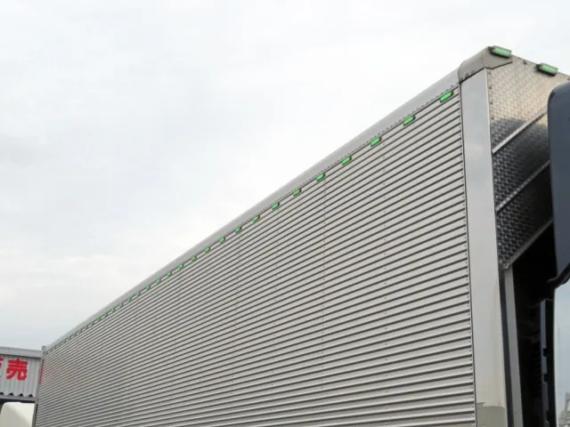 羽根の前後外枠はステンレス製でコルゲート上部にマーカーが多数付いています。|いすゞ ギガ 2PG-CYJ77Cの写真10