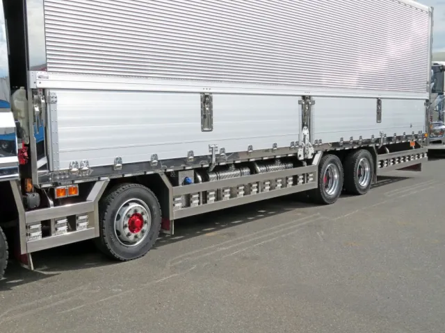 各柱・Sレール・各所フェンダー・サイドバンパー・あおり/ウイングロックはステンレス製です。|いすゞ ギガ 2PG-CYJ77Cの写真11