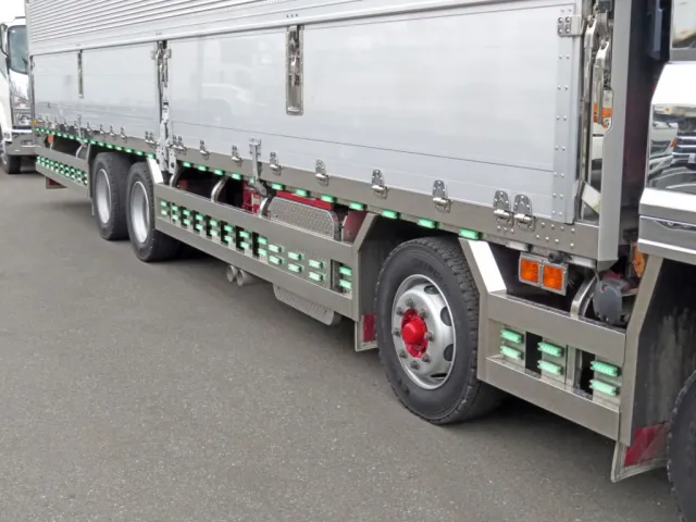 サイドレール等にマーカーが多数取り付けられています。|いすゞ ギガ 2PG-CYJ77Cの写真12