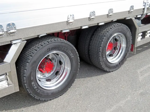 助手席側後軸の外側2本のみメッキホイールです。（他箇所は全て鉄ホイールです）|いすゞ ギガ 2PG-CYJ77Cの写真13