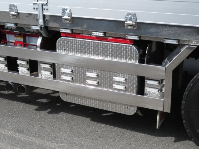 マフラーカバーはウロコステンが使われています。|いすゞ ギガ 2PG-CYJ77Cの写真14