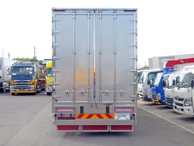 丁番・ハンマーロックはステンレス製でリア扉表面及びリアバンパー表面はウロコステンが張ってあります。|いすゞ ギガ 2PG-CYJ77Cの写真15