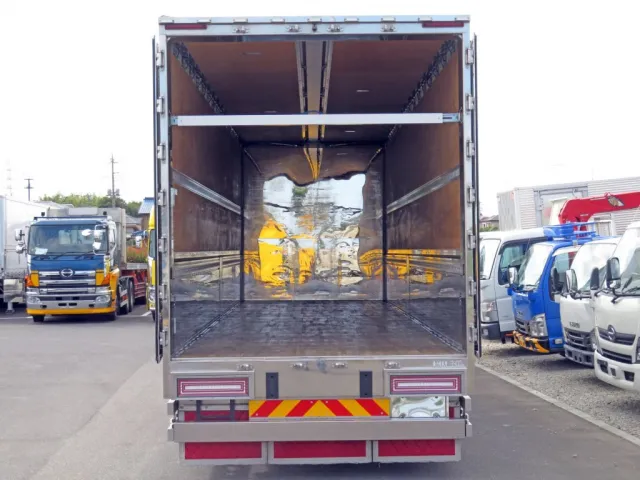 門口周りはステンレス製です。|いすゞ ギガ 2PG-CYJ77Cの写真16