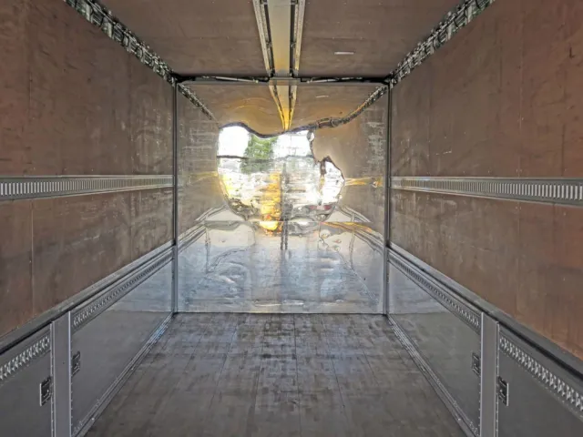 前立てにステンレス板が張ってあります。|いすゞ ギガ 2PG-CYJ77Cの写真17