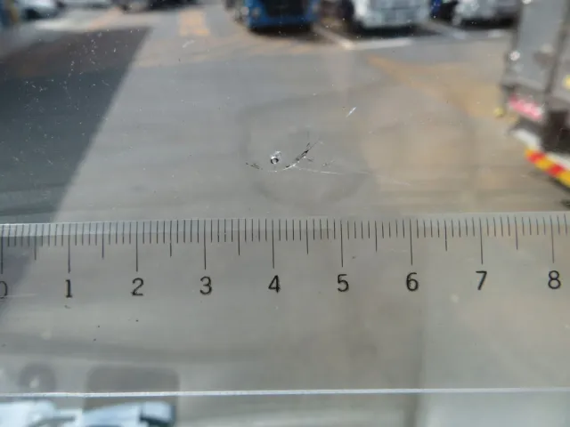 フロントガラス運転席側に飛び石跡があります。|いすゞ ギガ 2PG-CYJ77Cの写真18