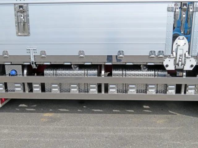 燃料タンクは200Lが2つ付いています。（ウロコステン製です）|いすゞ ギガ 2PG-CYJ77Cの写真19