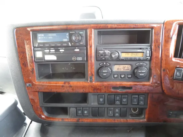 インパネ周りの状態です。|いすゞ ギガ 2PG-CYJ77Cの写真29