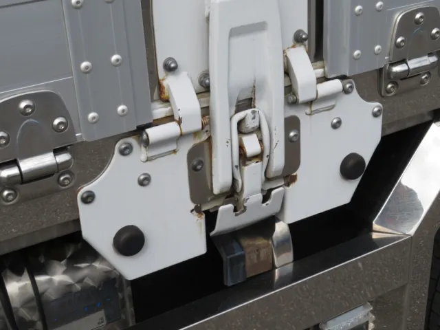 中柱のガセット部に軽いサビがあります。|いすゞ ギガ 2PG-CYJ77Cの写真32