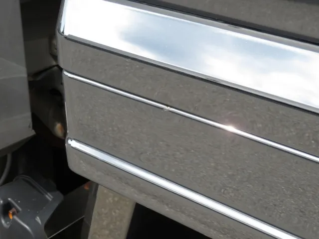 運転席側フェンダー部のメッキにキズがあります。|いすゞ ギガ 2PG-CYJ77Cの写真34