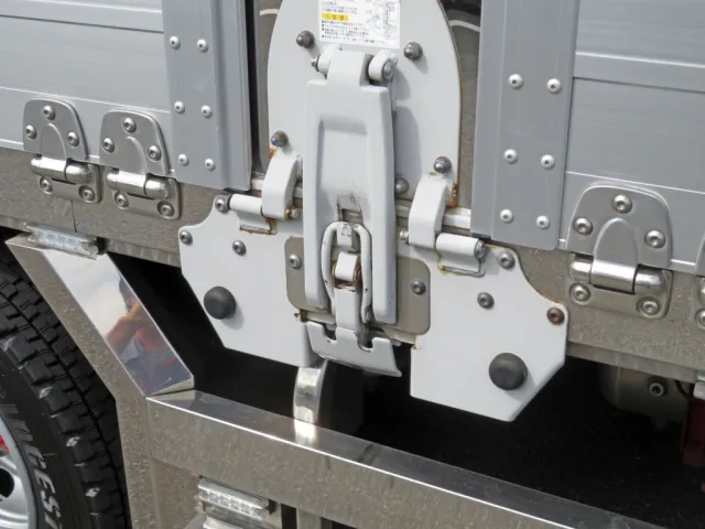 中柱のガセット部に軽いサビがあります。|いすゞ ギガ 2PG-CYJ77Cの写真35