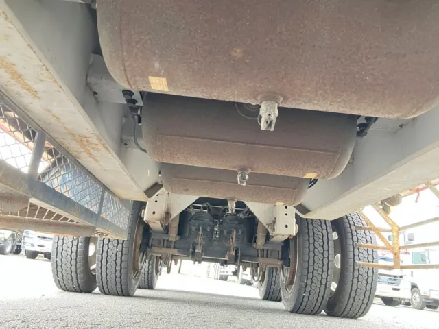 下回りの状態です。エアタンク表面にサビがあります|トレクス  PLG241BCの写真10