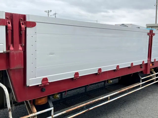 助手席側前中央アオリの状態です。キズ・凹みがあります|トレクス  PLG241BCの写真28